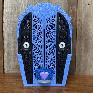 Abbey Bominable Skulltimate Secrets Series 4 Monster Mysteries Locker